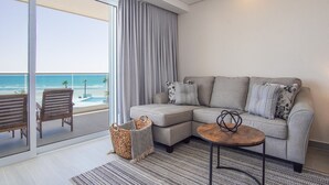 คอนโด, หลายเตียง, ระเบียง, วิวทะเล (Encantame Towers Verano 304) | บริเวณนั่งเล่น | ทีวีจอแบน 42 นิ้ว พร้อมช่องดิจิตอล