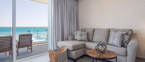 Leilighet, flere senger, balkong, havutsikt (Encantame Towers Verano 304) | Oppholdsområde | En 42-tommers Flatskjerm-TV med digitale kanaler