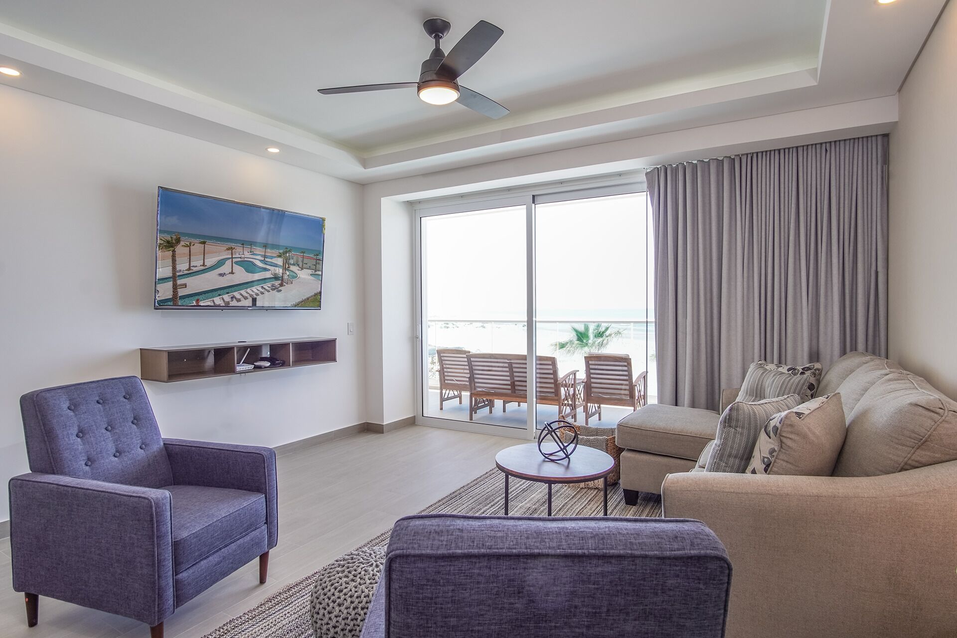 Condo, nhiều giường, ban công, quang cảnh biển (Encantame Towers Verano 304) | Khu phòng khách | TV màn hình phẳng 42-inch có truyền hình kỹ thuật số 