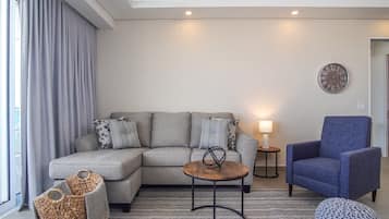 Kondominium, Beberapa Tempat Tidur, balkon, pemandangan samudra (Encantame Towers Verano 304) | Area keluarga | Televisi layar datar 42-inci dengan saluran TV digital