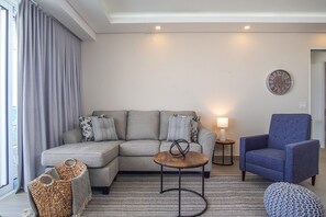 Kondominium, Beberapa Tempat Tidur, balkon, pemandangan samudra (Encantame Towers Verano 304) | Area keluarga | Televisi layar datar 42-inci dengan saluran TV digital