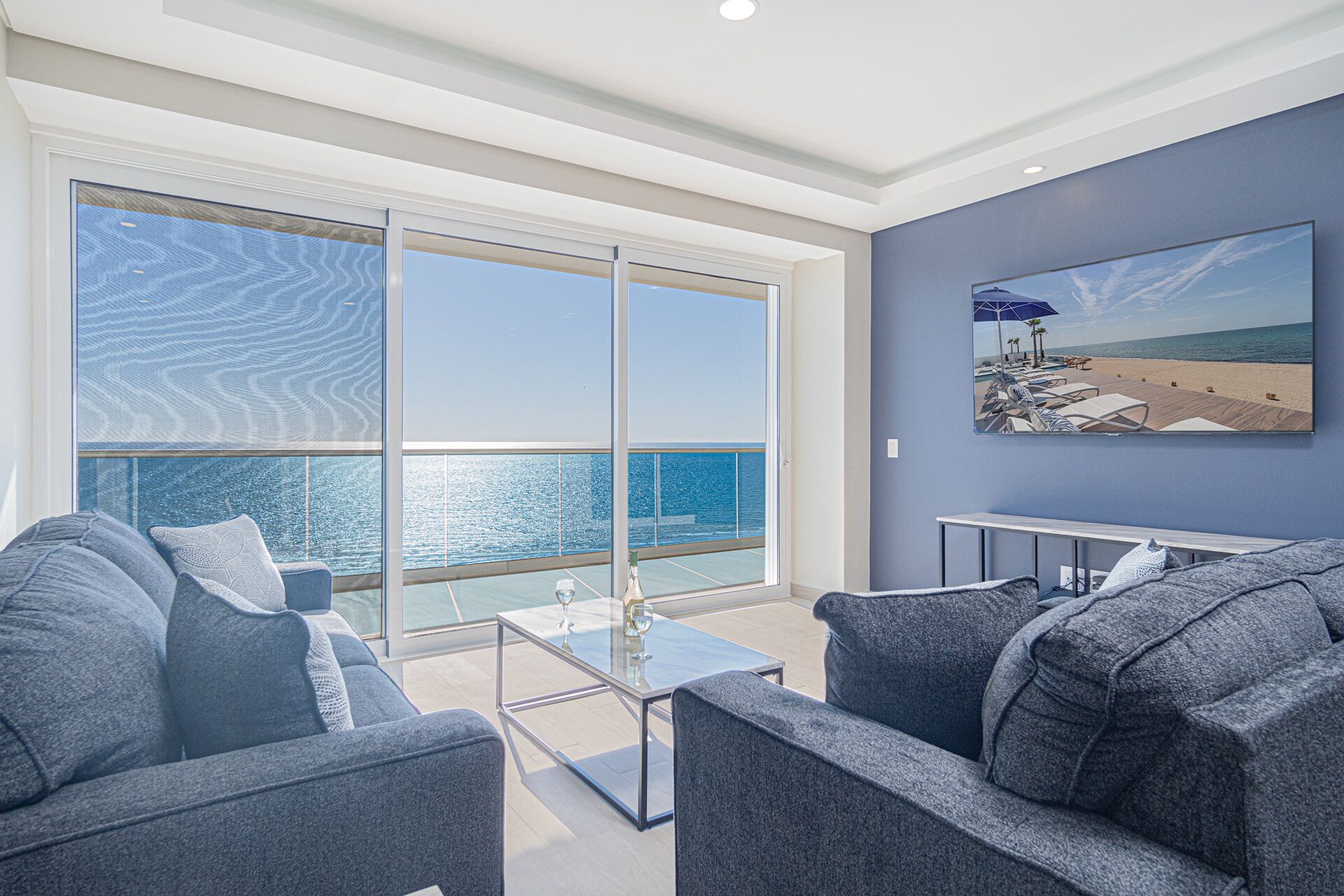 Condo, nhiều giường, ban công, quang cảnh biển (Encantame Towers Velero 704) | Khu phòng khách | TV màn hình phẳng 42-inch có truyền hình kỹ thuật số 