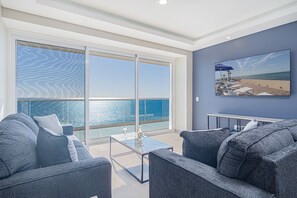 Condo, varias camas, balcón, vista al océano (Encantame Towers Velero 704) | Área de sala de estar | Televisión de pantalla plana de 42 pulgadas con canales digitales 
