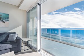 Condo, varias camas, balcón, vista al océano (Encantame Towers Velero 704) | Interior