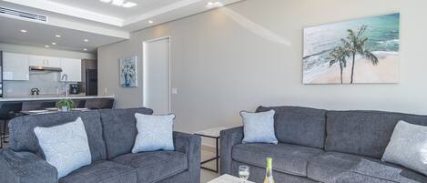 Condo, nhiều giường, ban công, quang cảnh biển (Encantame Towers Velero 704) | Khu phòng khách | TV màn hình phẳng 42-inch có truyền hình kỹ thuật số