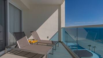 Condo, varias camas, balcón, vista al océano (Encantame Towers Velero 704) | Vista desde la habitación