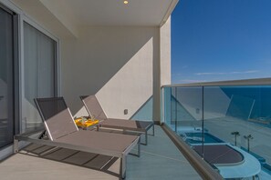 Condo, varias camas, balcón, vista al océano (Encantame Towers Velero 704) | Vista desde la habitación