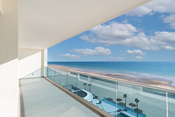 Condo, varias camas, balcón, vista al océano (Encantame Towers Velero 704) | Vista desde la habitación