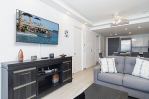 Lejlighed - 1 kingsize-seng med sovesofa - balkon - havudsigt (Encantame Towers Velero 1203) | Opholdsområde | 42-tommers fladskærms-tv med digitale kanaler