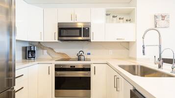 Appartement, 1 kingsize bed met slaapbank, balkon, uitzicht op oceaan (Encantame Towers Velero 1203) | Privékeuken | Eettafels