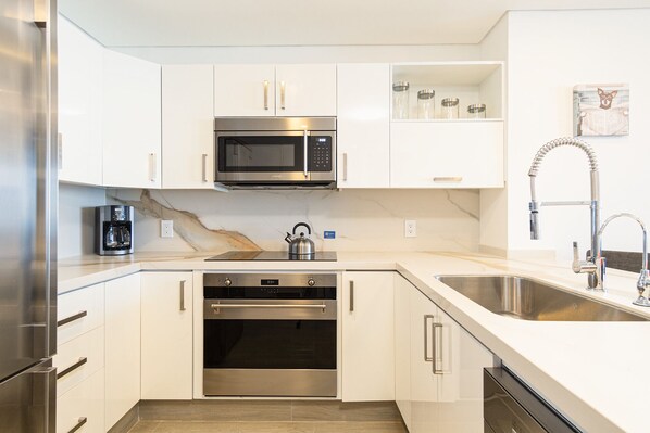 Apartment, 1 King-Bett und Schlafsofa, Balkon, Meerblick (Encantame Towers Velero 1203) | Eigene Küche | Esstisch