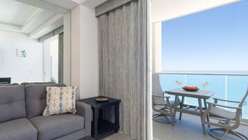 Condo, 1 giường cỡ king và sofa giường, ban công, quang cảnh biển (Encantame Towers Velero 1203) | Khu phòng khách | TV màn hình phẳng 42-inch có truyền hình kỹ thuật số