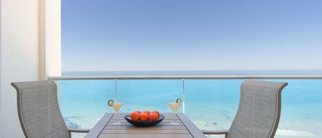 Condo, 1 cama King size y sofá cama, balcón, vista al océano (Encantame Towers Velero 1203) | Restaurante al aire libre