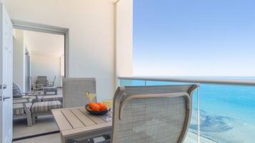 Apartment, 1 King-Bett und Schlafsofa, Balkon, Meerblick (Encantame Towers Velero 1203) | Speisen im Freien