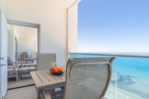 شقة - سرير ملكي مع أريكة سرير - بشرفة - بمنظر للمحيط (Encantame Towers Velero 1203) | تناول الطعام بالخارج