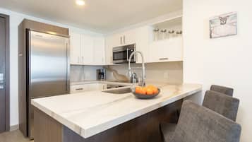 Huoneisto, 1 suuri parisänky ja vuodesohva, parveke, valtamerinäköala (Encantame Towers Velero 1203) | Yksityinen keittiö | Ruokailupöytä