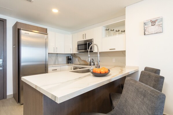 Condo, 1 cama King size y sofá cama, balcón, vista al océano (Encantame Towers Velero 1203) | Cocina privada | Comedor 