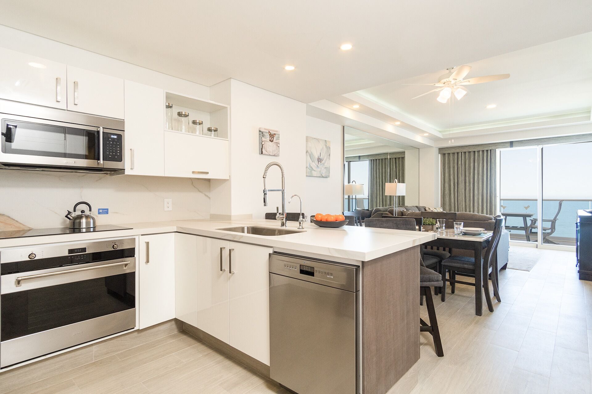Condo, 1 cama King size y sofá cama, balcón, vista al océano (Encantame Towers Velero 1203) | Cocina privada | Comedor 