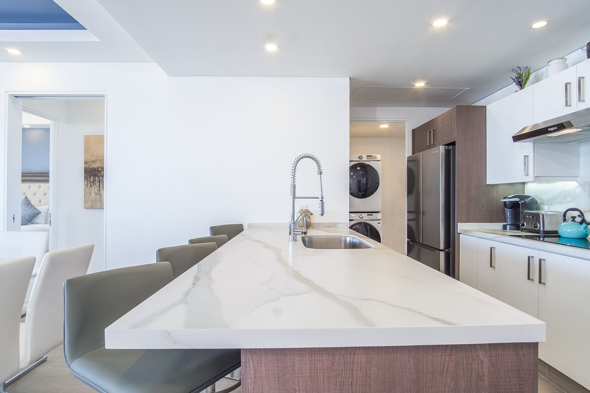 Condo, varias camas, balcón, vista al océano (Encantame Towers Verano 804) | Cocina privada | Comedor 