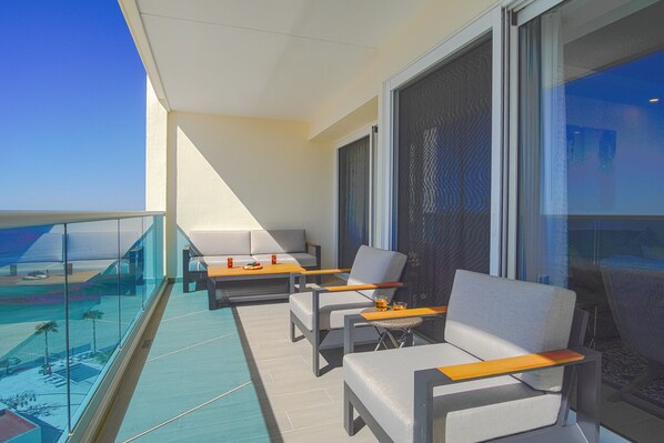 Condo, varias camas, balcón, vista al océano (Encantame Towers Verano 804) | Vista desde la habitación