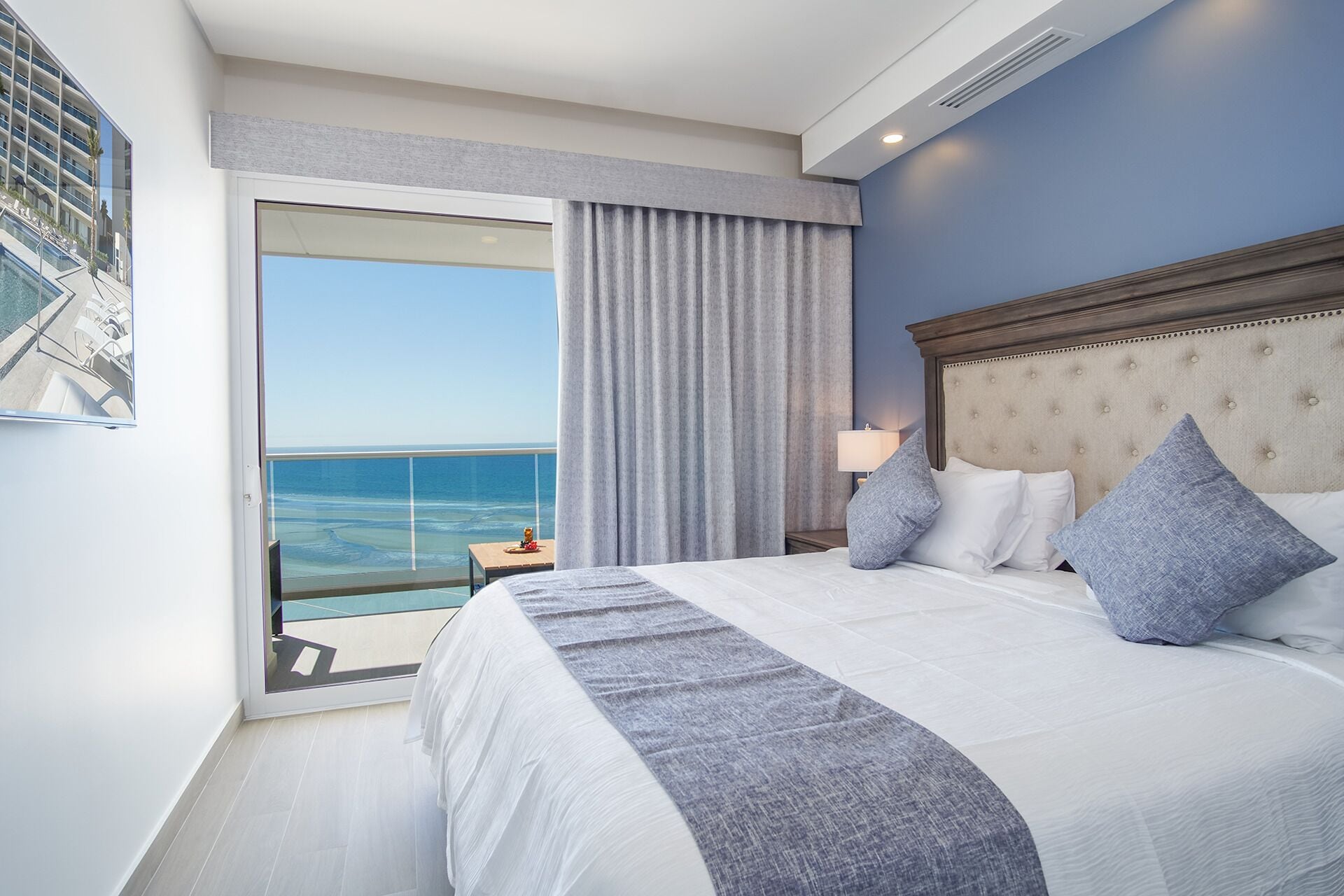 Condo, nhiều giường, ban công, quang cảnh biển (Encantame Towers Verano 804) | 2 phòng ngủ, trang trí khác biệt 