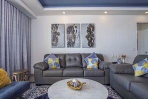 Condo, varias camas, balcón, vista al océano (Encantame Towers Verano 804) | Área de sala de estar | Televisión de pantalla plana de 42 pulgadas con canales digitales 