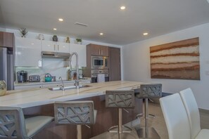 Appart'hôtel, plusieurs lits, balcon, vue océan (Encantame Towers Verano 804) | Cuisine privée | Tables à manger