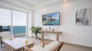 Leilighet, flere senger, balkong, havutsikt (Encantame Towers Velero 2302) | Oppholdsområde | En 42-tommers Flatskjerm-TV med digitale kanaler