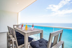 Appart'hôtel, plusieurs lits, balcon, vue océan (Encantame Towers Velero 2302) | Restauration extérieure