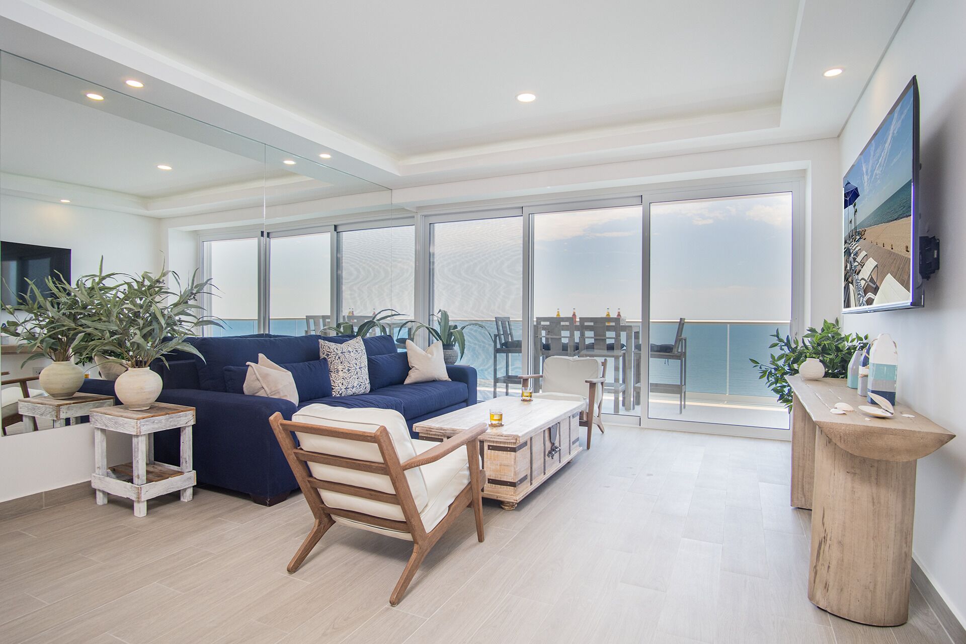 Condo, nhiều giường, ban công, quang cảnh biển (Encantame Towers Velero 2302) | Khu phòng khách | TV màn hình phẳng 42-inch có truyền hình kỹ thuật số 