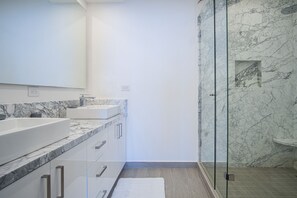 Condo, varias camas, balcón, vista al océano (Encantame Towers Velero 2302) | Baño | Toallas 