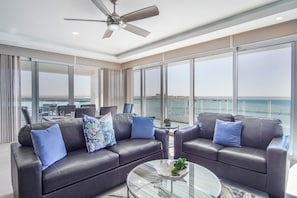 Lejlighed - flere senge - balkon - havudsigt (Encantame Towers Verano 201) | Opholdsområde | 42-tommers fladskærms-tv med digitale kanaler