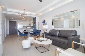 Leilighet, 1 kingsize-seng med sovesofa, balkong, havutsikt (Encantame Towers Velero 903) | Oppholdsområde | En 42-tommers Flatskjerm-TV med digitale kanaler