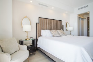 Condo, 1 cama King e sofá-cama, sacada, vista para o oceano (Encantame Towers Velero 903) | 1 quarto, individualmente decorados, individualmente mobiliados