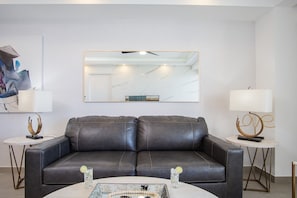 Condo, 1 cama King e sofá-cama, sacada, vista para o oceano (Encantame Towers Velero 903) | Área de estar | TV de tela plana 42 polegadas com canais digitais