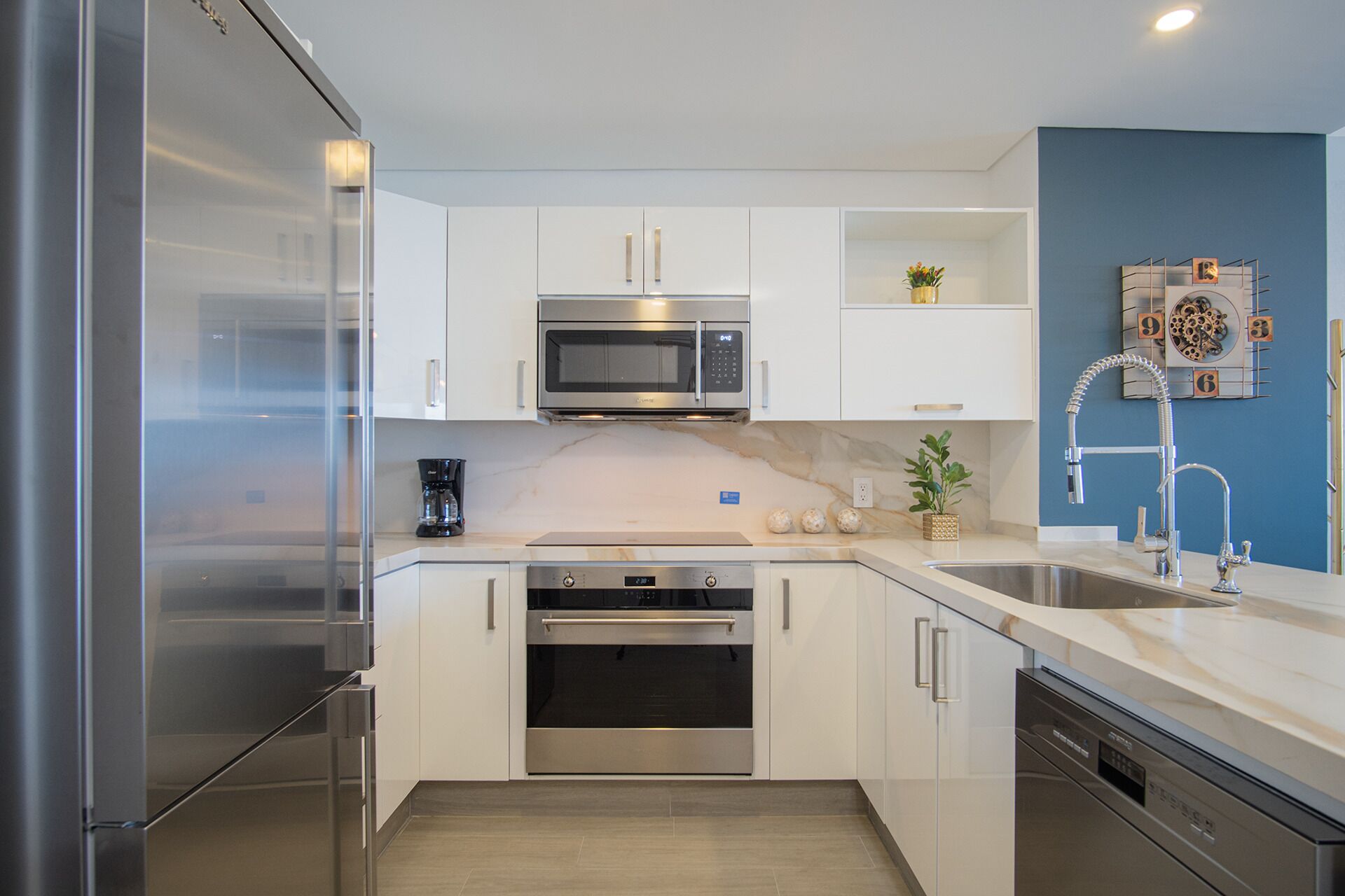 Condo, 1 King Bed with Sofa bed, Balcony, Ocean View (Encantame Towers Velero 903) | Private kitchen | Dining tables