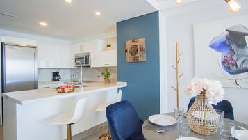 Condo, 1 cama King size y sofá cama, balcón, vista al océano (Encantame Towers Velero 903) | Cocina privada | Comedor