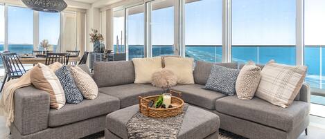 Leilighet, flere senger, balkong, havutsikt (Encantame Towers Verano 2103) | Oppholdsområde | En 42-tommers Flatskjerm-TV med digitale kanaler