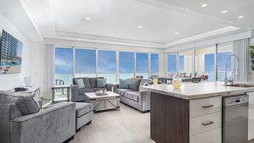 Condo, Multiple Beds, Balcony, Ocean View (Encantame Towers Velero 701) | Interior