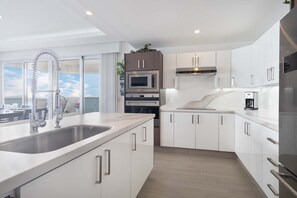 Bloc d'apartaments, diversos llits, balcó, vistes a l'oceà (Encantame Towers Velero 701) | Cuina privada | Una taula de menjador 