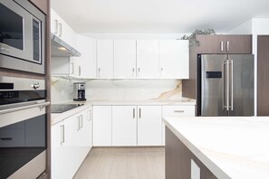 شقة - عدة أسرّة - بشرفة - بمنظر للمحيط (Encantame Towers Velero 701) | مطبخ خاص | مائدة طعام