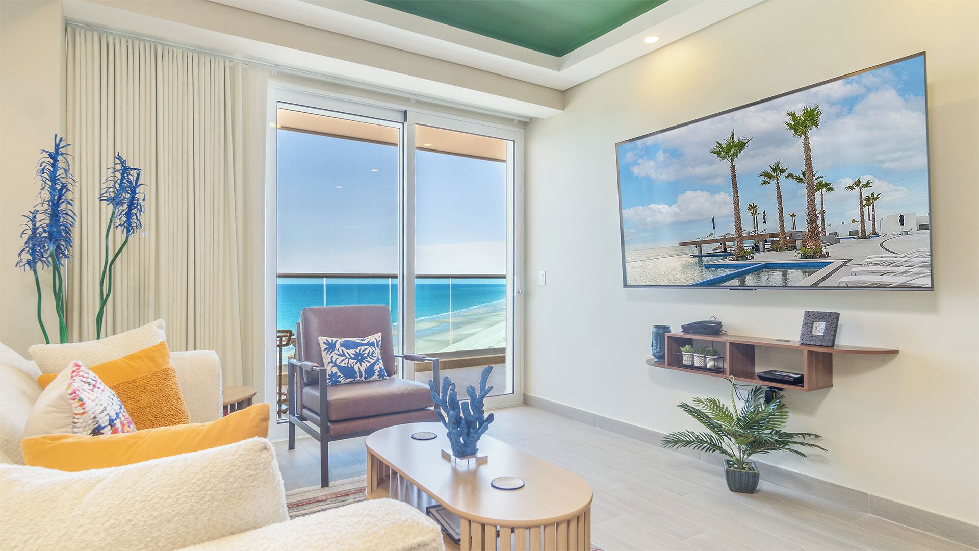 Huoneisto, 1 suuri parisänky ja vuodesohva, parveke, valtamerinäköala (Encantame Towers Viento 1603) | Oleskelualue | 42–tuumainen taulutelevisio, jossa digitaalikanavat