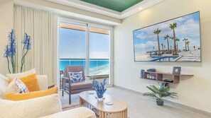 Condo, 1 cama King e sofá-cama, sacada, vista para o oceano (Encantame Towers Viento 1603) | Área de estar | TV de tela plana 42 polegadas com canais digitais