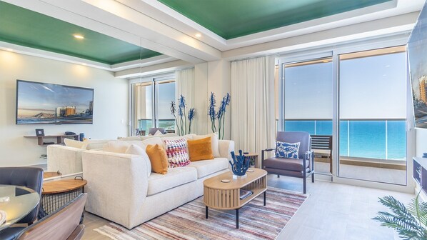 Lägenhet - 1 kingsize-säng med bäddsoffa - balkong - havsutsikt (Encantame Towers Viento 1603) | Vardagsrum | 42-tums platt-tv med digitalkanaler