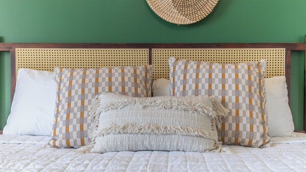 Condo, 1 cama King e sofá-cama, sacada, vista para o oceano (Encantame Towers Viento 1603) | 1 quarto, individualmente decorados, individualmente mobiliados