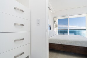 公寓式客房, 多张床, 阳台, 海洋景观 (Encantame Towers Velero 702) | 2 多间卧室、特色装修、特色家居、床单