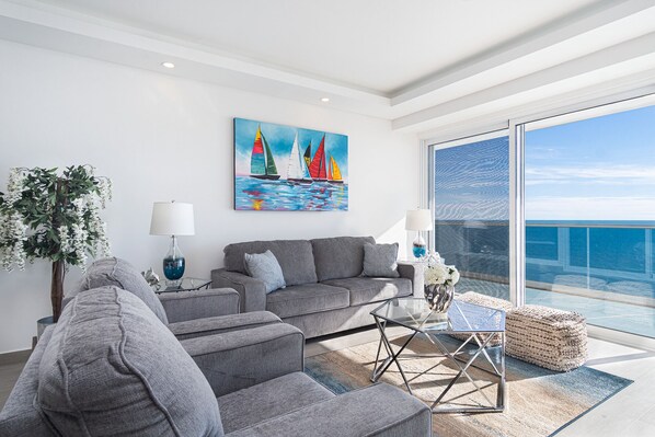 公寓式客房, 多张床, 阳台, 海洋景观 (Encantame Towers Velero 702) | 起居区 | 42-英寸纯平电视(配备数码频道)