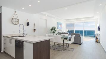 Condo, nhiều giường, ban công, quang cảnh biển (Encantame Towers Velero 702) | Bếp riêng | Bàn ăn