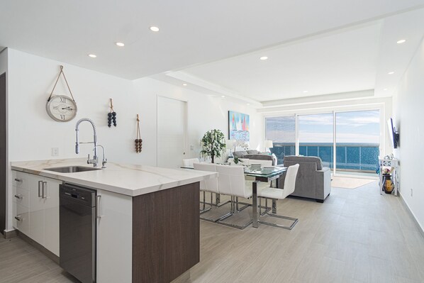 Condo, Plusieurs lits, balcon, vue sur l’océan (Encantame Towers Velero 702) | Cuisine privée | Table de salle à manger