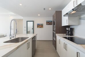 公寓式客房, 多张床, 阳台, 海洋景观 (Encantame Towers Velero 702) | 私人厨房 | 餐桌